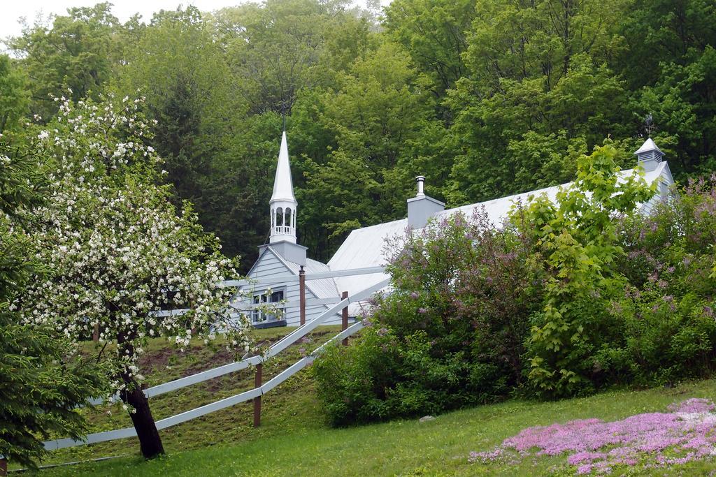 Le Petit Clocher Gite Touristique B & B Saint-Sauveur-des-Monts Eksteriør bilde