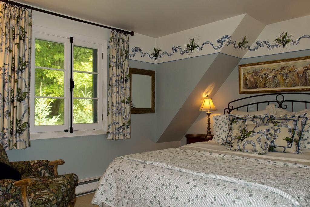 Le Petit Clocher Gite Touristique B & B Saint-Sauveur-des-Monts Rom bilde