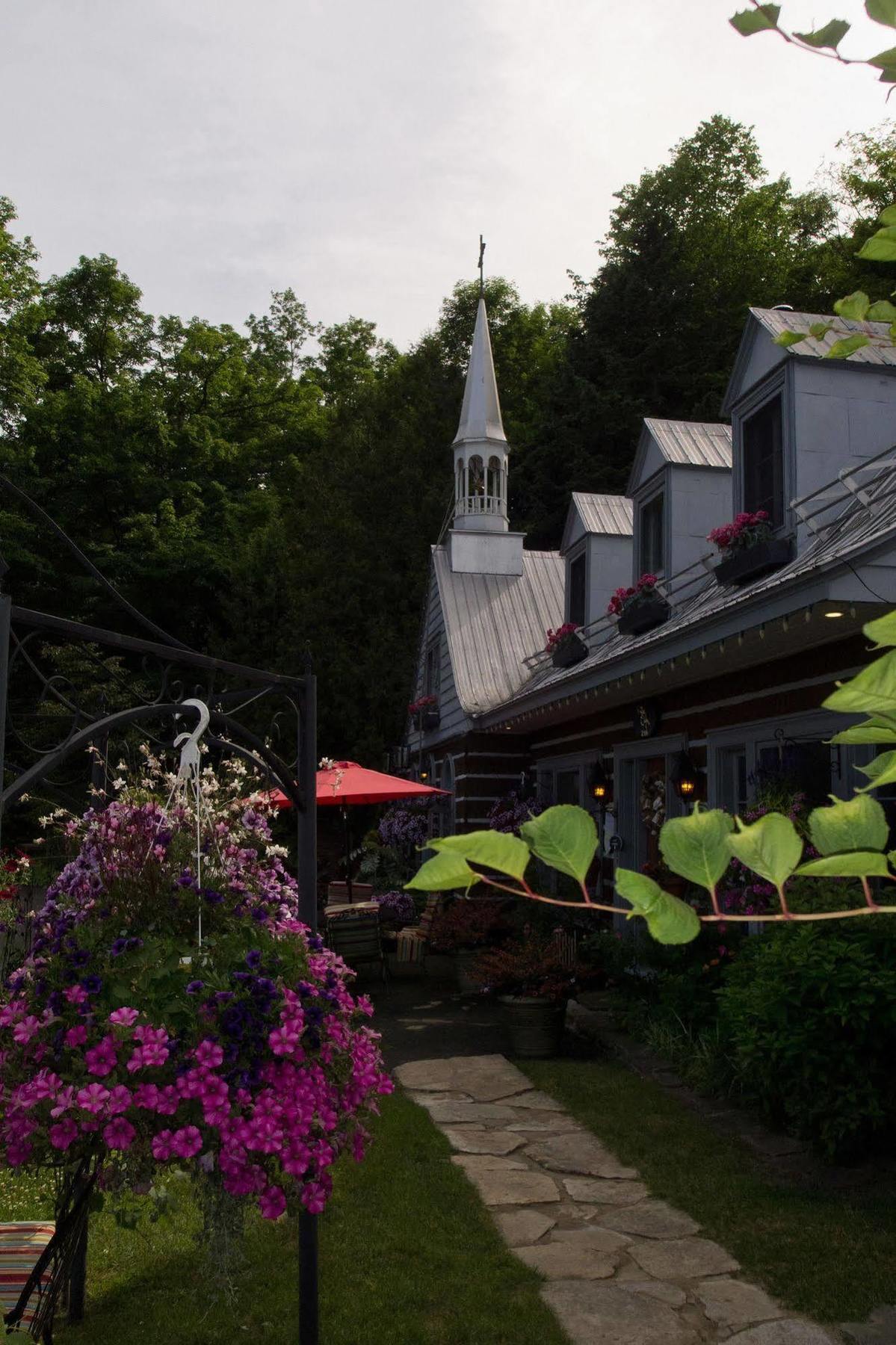 Le Petit Clocher Gite Touristique B & B Saint-Sauveur-des-Monts Eksteriør bilde