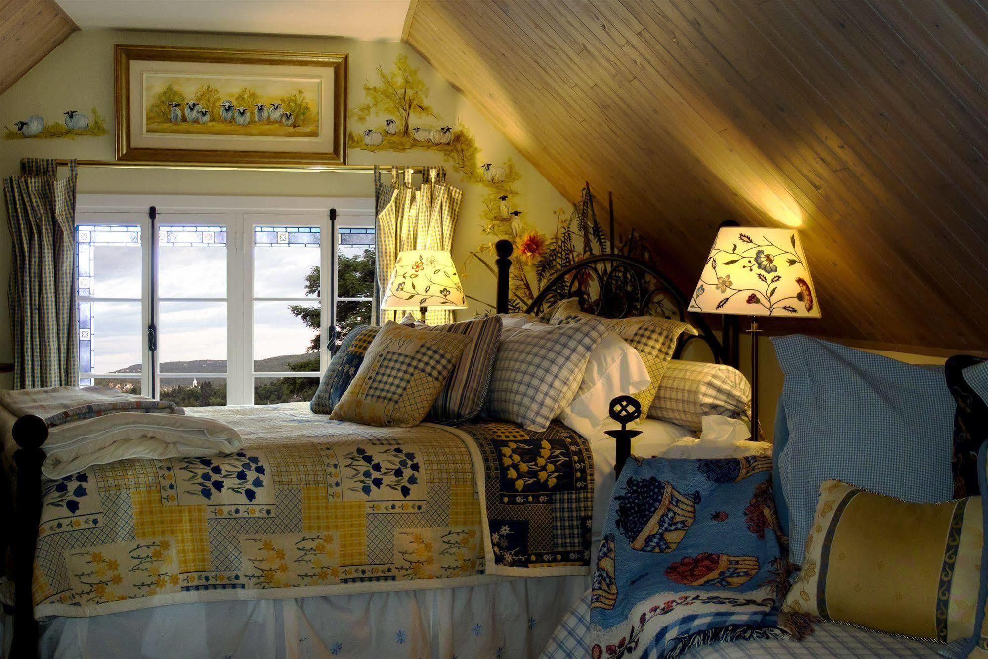 Le Petit Clocher Gite Touristique B & B Saint-Sauveur-des-Monts Eksteriør bilde